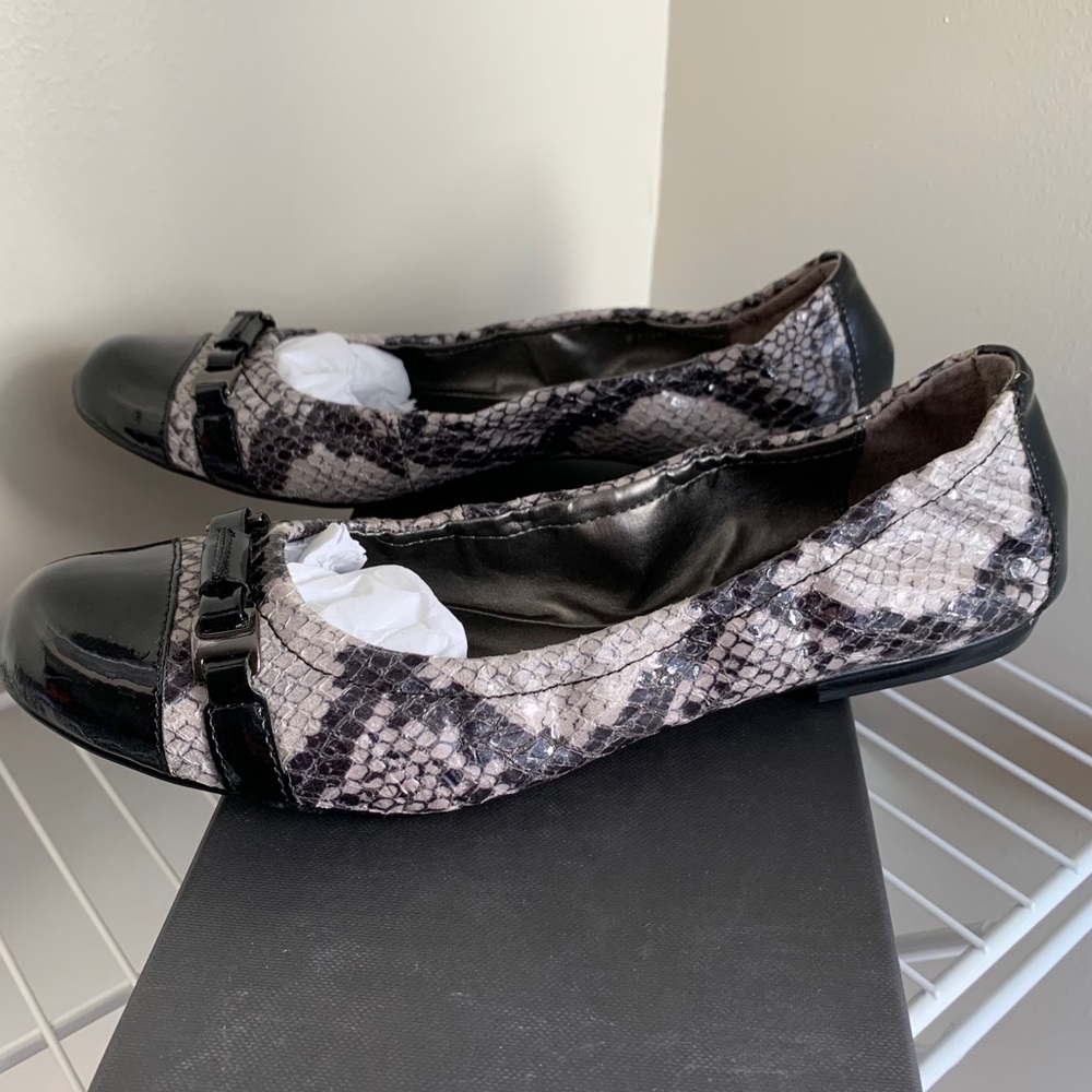 BNIB Tahari snakeskin grey ballet flats size 8.5!